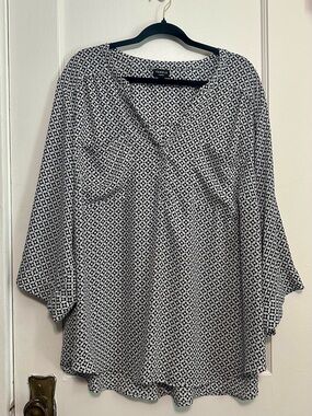 Torrid Harper V-Neck Two-Pocket Blouse in Black & White Geometric Print (4X)